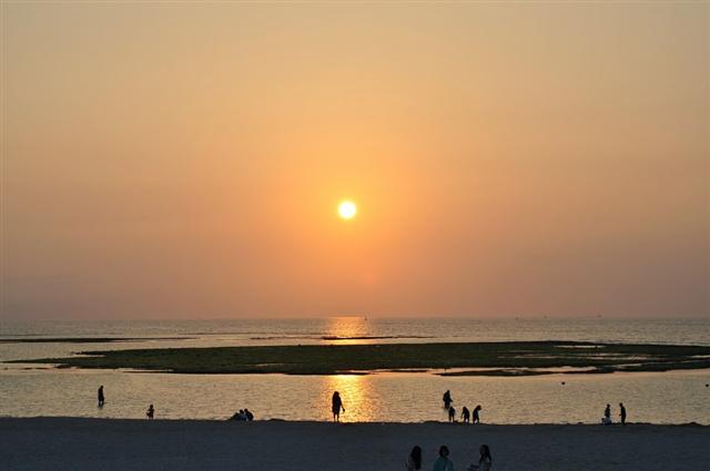 まだ海に入ると寒さを感じる。<br>海沿いの散歩や夕日を楽しもう