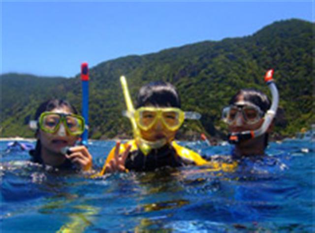 魚やサンゴもたくさん見られるケラマブルーの海