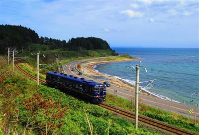 函館山、漁火、星空などをデザインした車両が走る