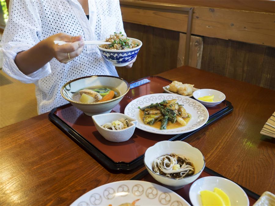 浜集落にある古民家の食堂「てぃーらぶい」の食事