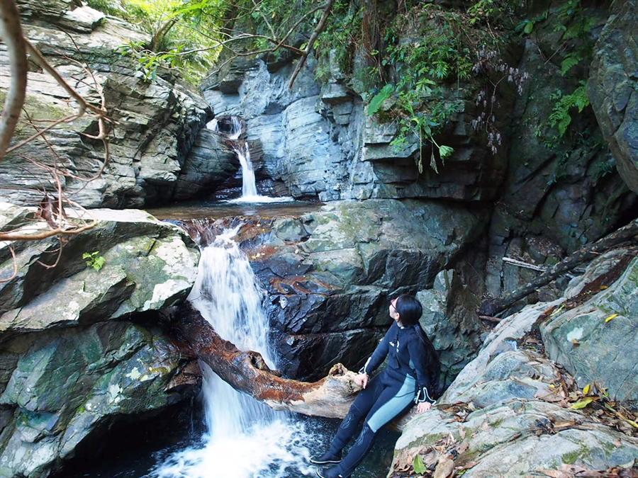 やんばる（山原）の滝を眺める