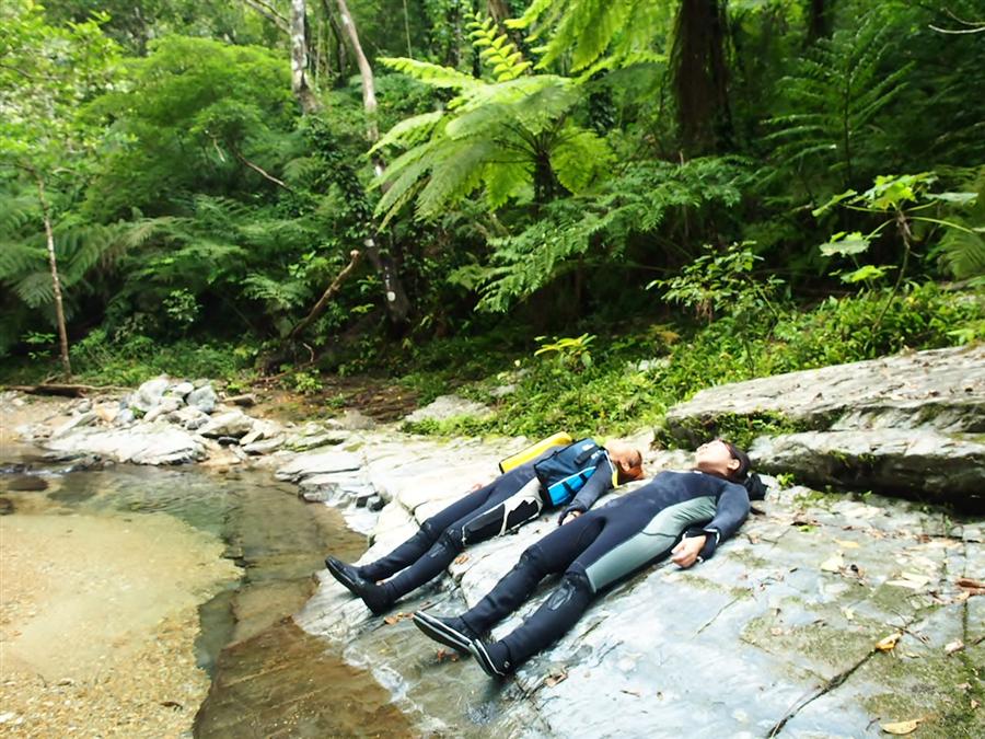 川べりに寝転がって一休み