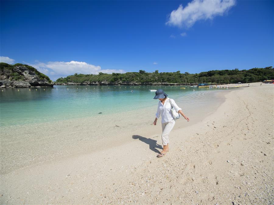 伊計島大泊ビーチの砂浜を歩きます