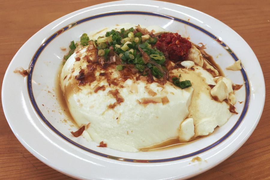 店内でも味わえるマッちゃん名物「ザル寄せ豆腐」
