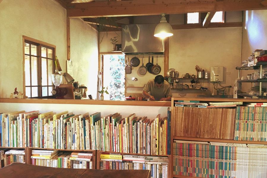 以前は本屋に勤めていたというクロモジの店主・諸江さん 以前は本屋に勤めていたというクロモジの店主・諸江さん