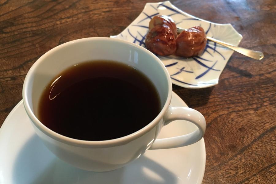 栗の渋皮煮が、このコーヒーとよく合う クロモジのお菓子(栗の渋皮煮)とコーヒー