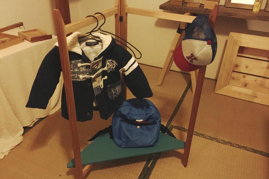 子ども用のハンガーラックは、タオル干しなどにもできる。価格は1万3000円~ 「地球木工」で好評だというハンガーラック