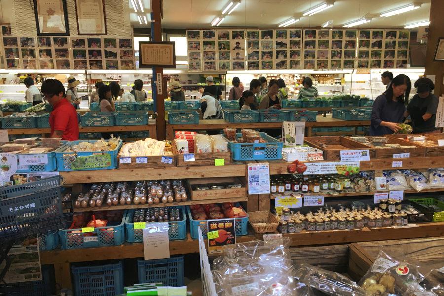 野菜売り場の上部には、生産者の顔写真が掲げられている 「道の駅大和 そよかぜ館」の館内