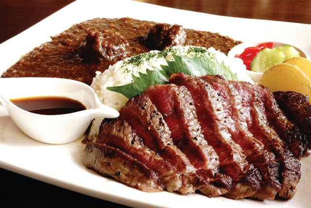 まるでんの一番人気「あか牛ステーキカレー」