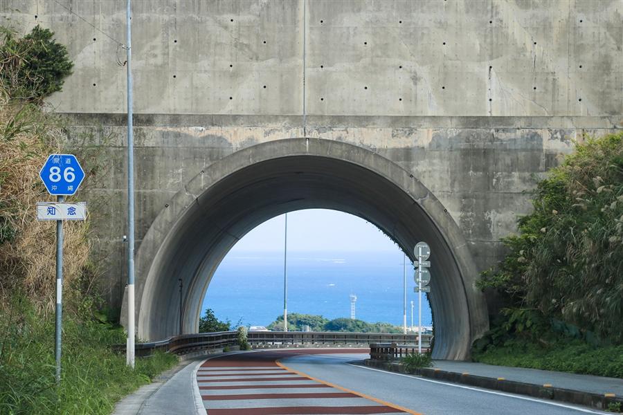 ニライカナイ橋につながるトンネル