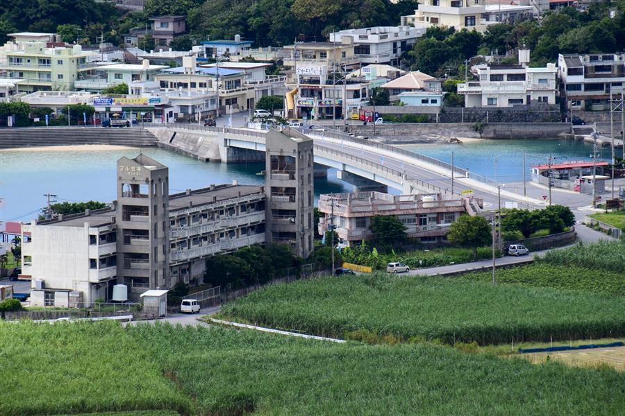 本島と橋でつながった奥武島