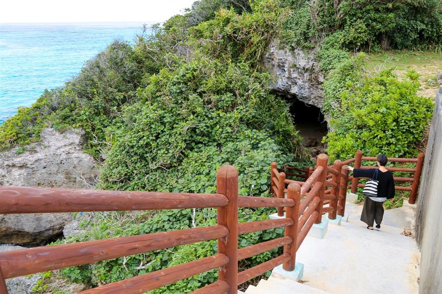 ニャティヤ洞へ続く階段