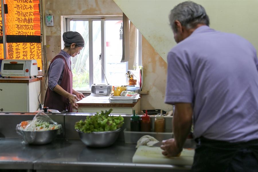 「エースバーガー」を切り盛りするご夫婦