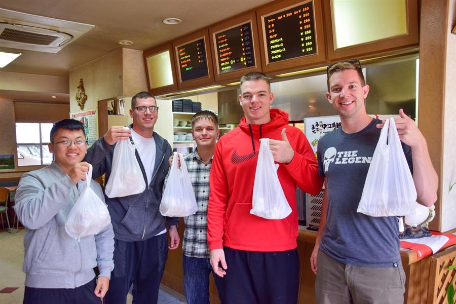 「エースバーガー」に訪れる海外からの旅行者