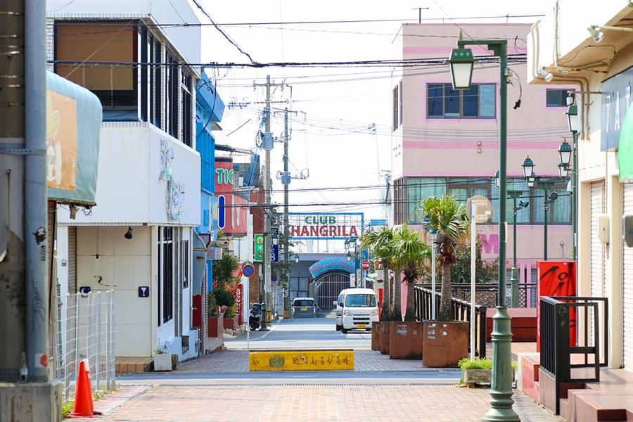 金武町のアメリカ人向けのBARやCLUBが軒を連ねる通り