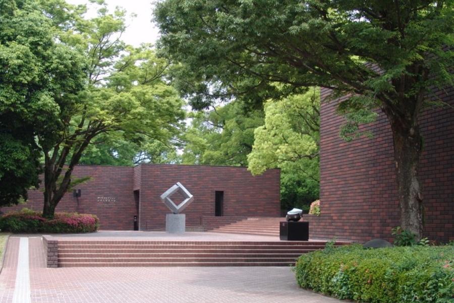 熊本県立美術館は、ロビーやカフェから熊本城が眺められる 熊本県立美術館は、ロビーやカフェから熊本城が眺められる