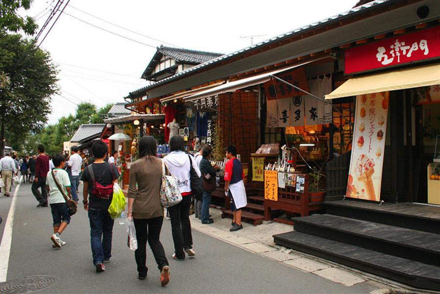 いつも賑わっている湯の坪街道沿いにある いつも賑わっている湯の坪街道沿いにある