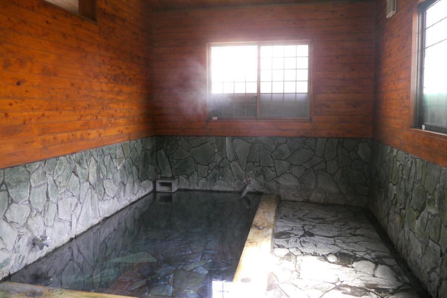 女性の内湯。共同温泉ながら掃除がとても行き届いている 女性の内湯。共同温泉ながら掃除がとても行き届いている