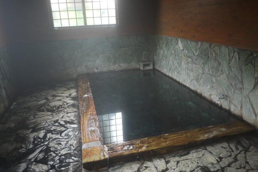 男性の内湯。湯船も広くヒノキと御影石の贅沢な造りだ 男性の内湯。湯船も広くヒノキと御影石の贅沢な造りだ