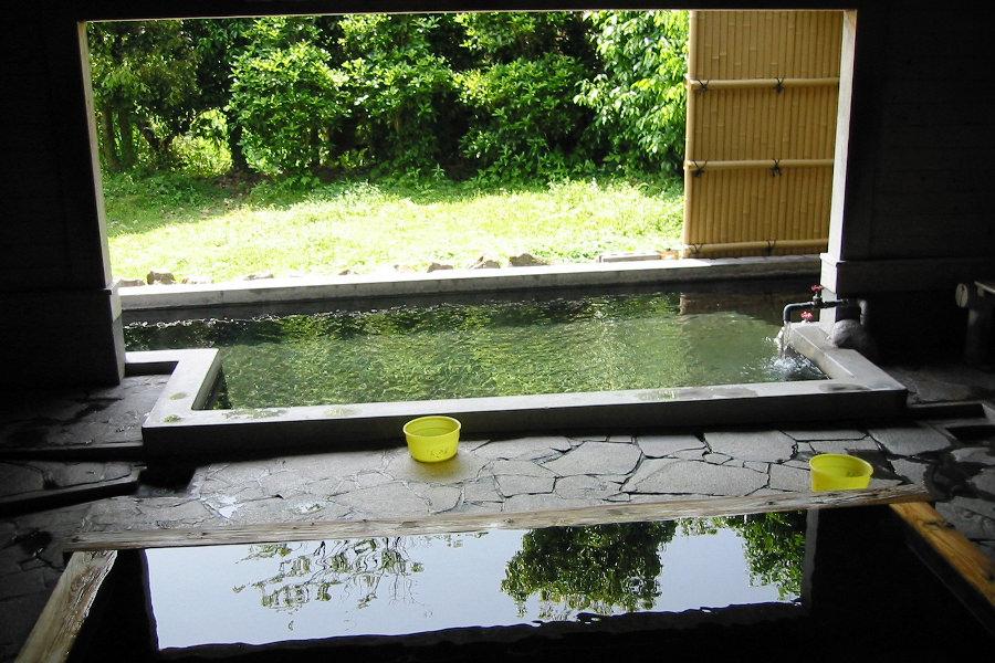 清掃の行き届いた混浴の内湯と半露天風呂が並ぶ