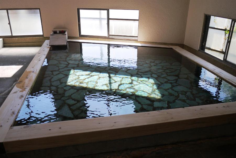 ヒノキで造られた大浴場。贅沢に貸切ることができる ヒノキで造られた大浴場。贅沢に貸切ることができる