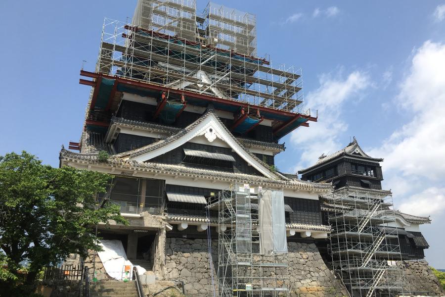 今月から熊本城の周囲に足場が設置され、シートで徐々に覆われていく