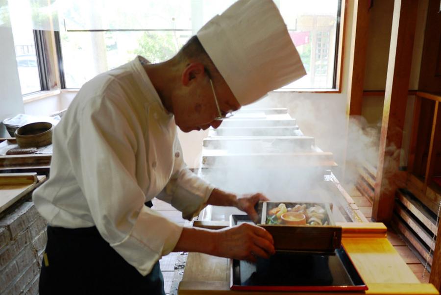 観光客に人気!別府名物「地獄蒸しランチ(1500円)」 観光客に人気!別府名物「地獄蒸しランチ(1500円)」