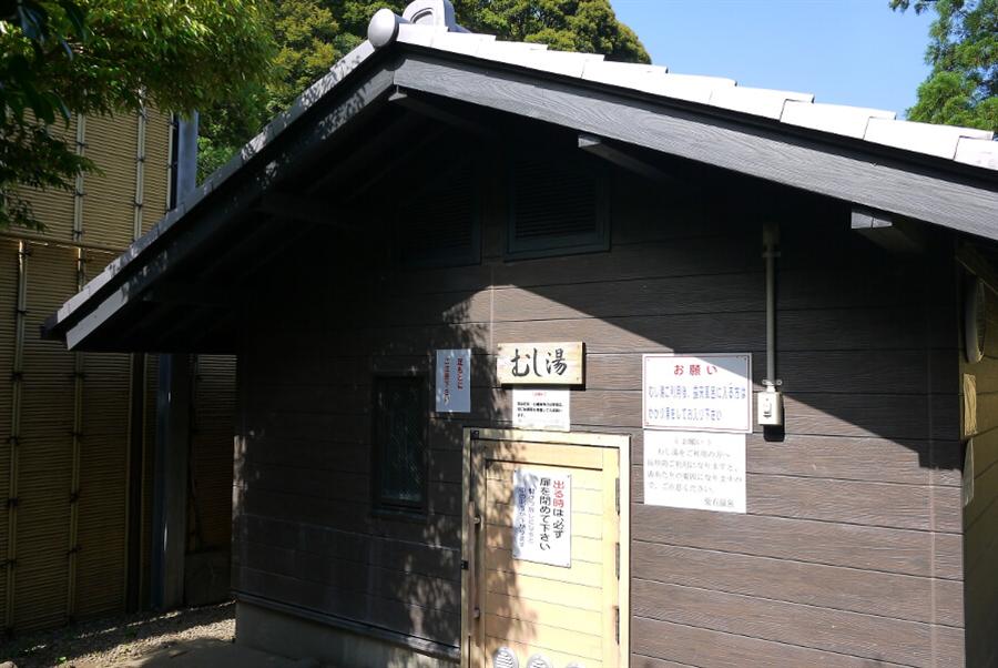 床に敷かれた竹の下には80度以上の源泉が流れている