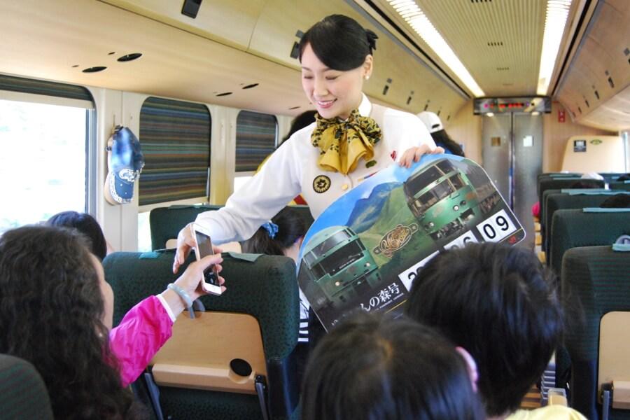 乗車日付の入ったパネルを持って全座席を回ってくれます