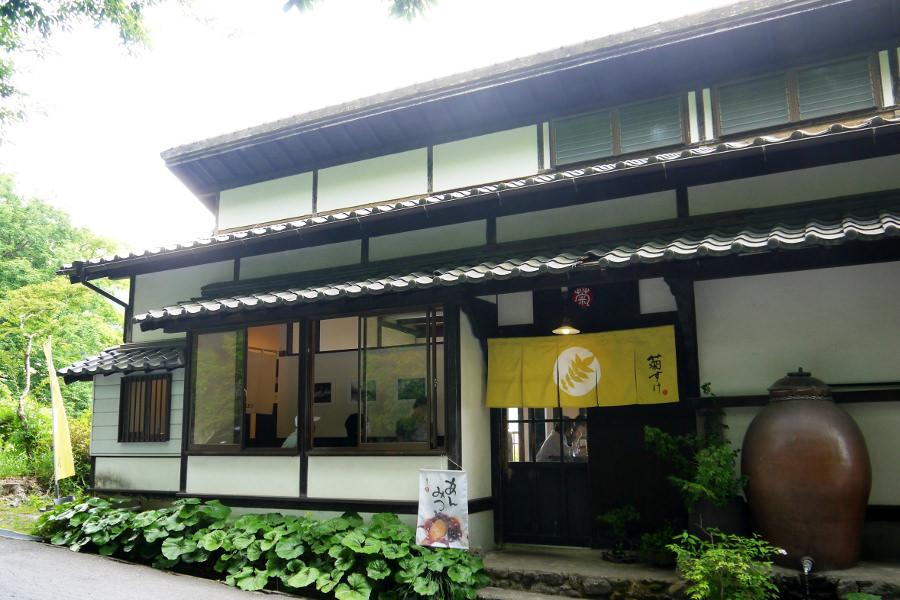 店内の窓から湯布院の町並みを一望できます