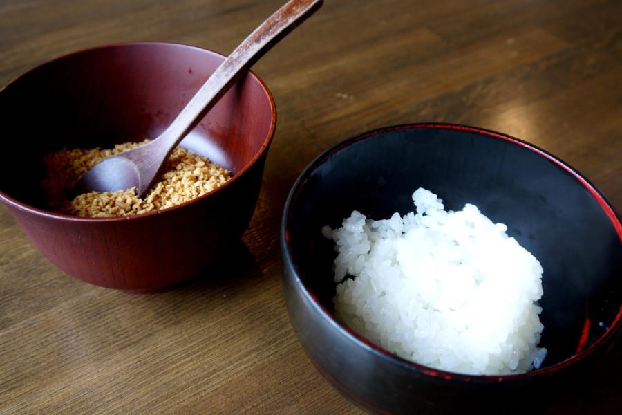 〆のサービス「ご飯&フライドにんにくチップ」