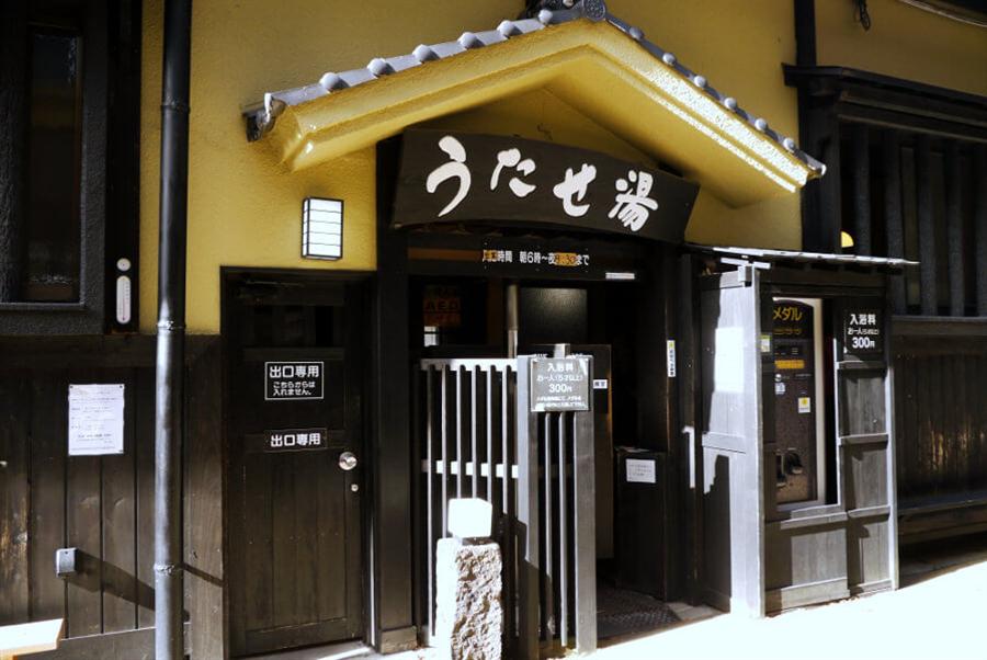入口の横にある券売機でコインを購入します