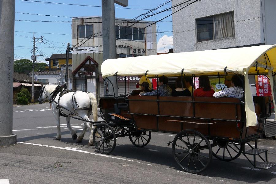 観光辻馬車も通るJR由布院駅前にあります