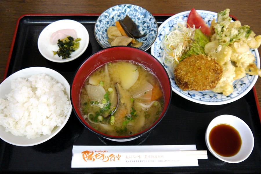「陽だまり定食」郷土料理が揃った嬉しい定食です