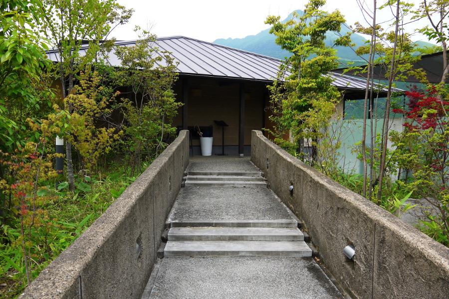 周りにはのどかな田園風景の中が広がっています