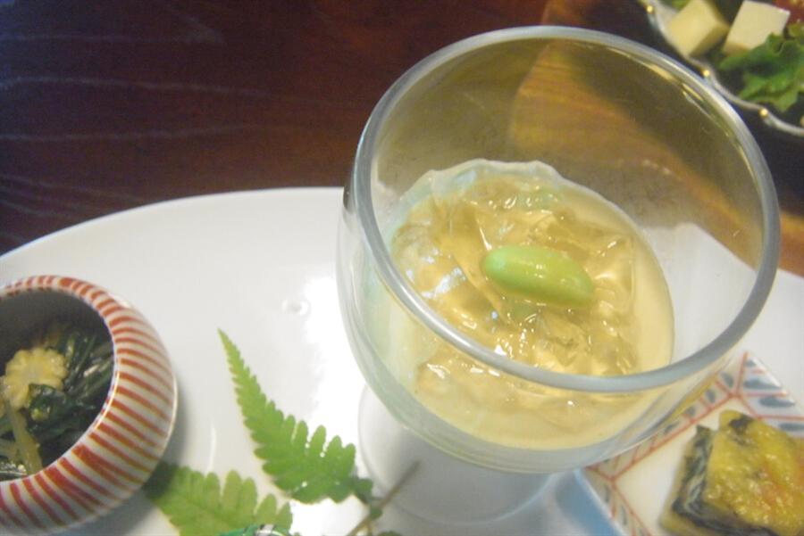 見た目も涼し気「枝豆のムース 旨出汁のジュレ」 見た目も涼し気「枝豆のムース 旨出汁のジュレ」