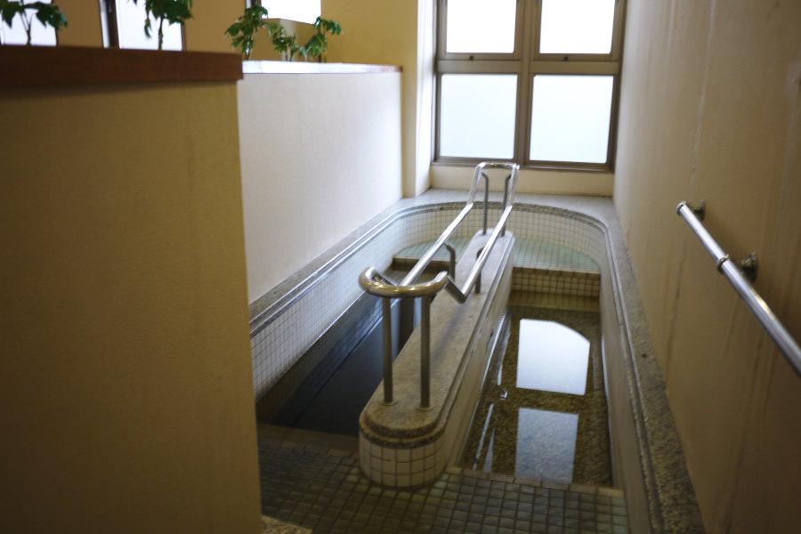 足裏刺激と温熱作用で足の疲れやむくみに効果的な「歩行浴」