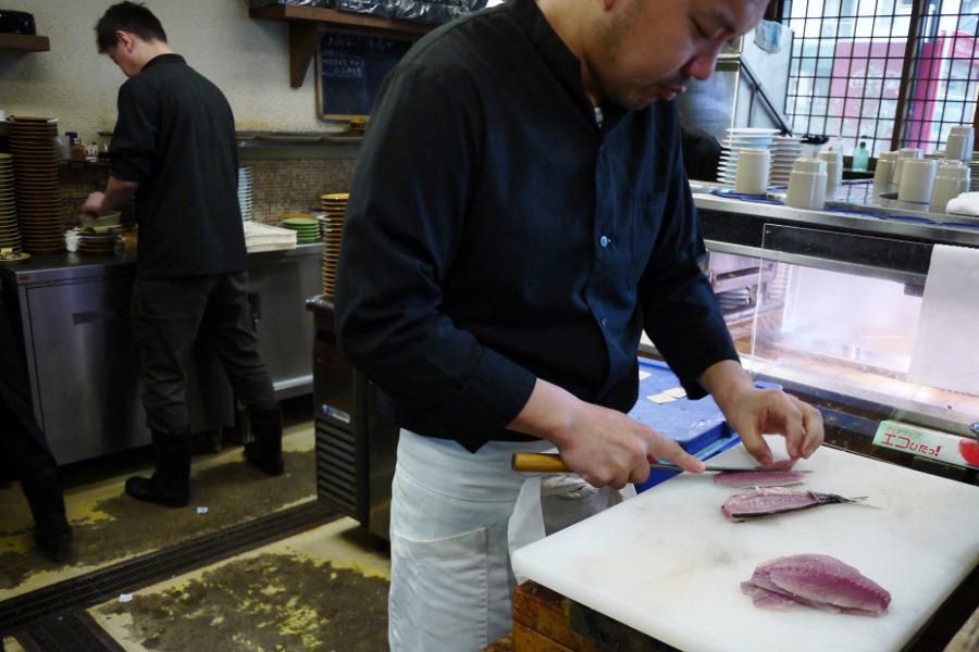 鮮度抜群の魚をあっという間に捌く職人技が光ります