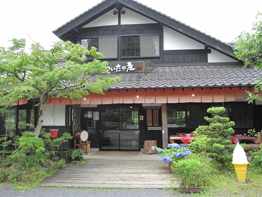 囲炉裏無しの席もあり、子供連れでもゆっくりと寛げます 囲炉裏無しの席もあり、子供連れでもゆっくりと寛げます。