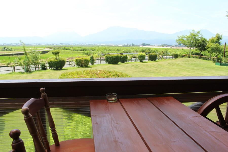 テラス席からは阿蘇山や青々とした芝生を眺められます テラス席からは阿蘇山や青々とした芝生を眺められます