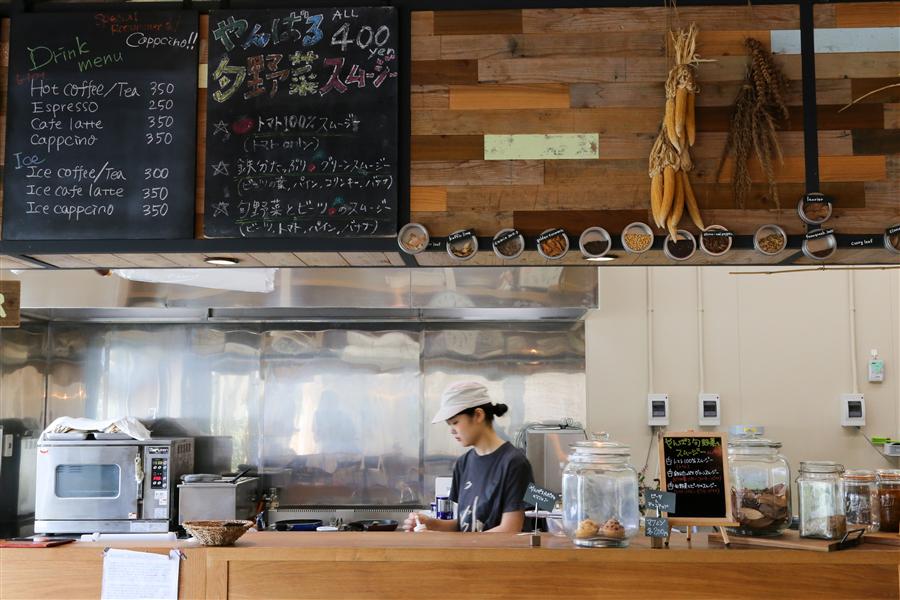 名護アグリパーク内のカフェスペース