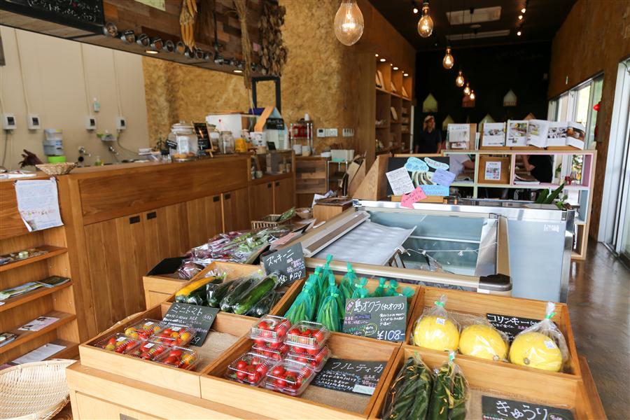 名護アグリパーク内の野菜・加工品の直売コーナー