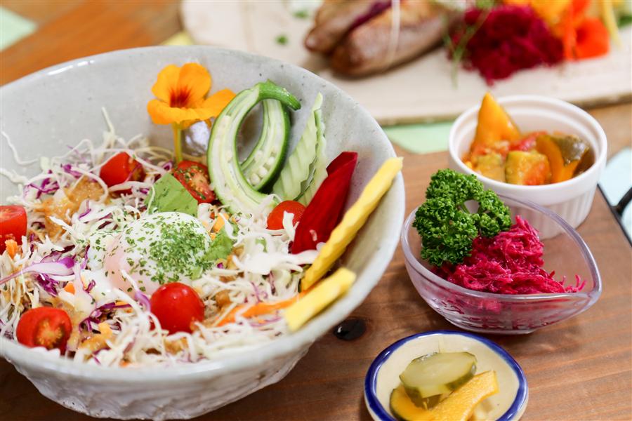 10種類ほどの野菜を盛り付けた畑人ボウル