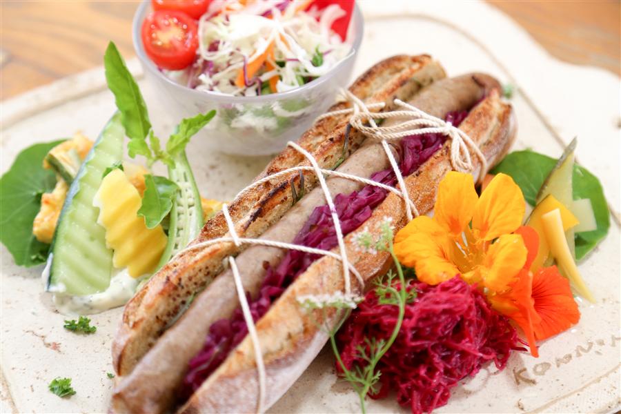 自家製ザワークラウト、やんばる産豚100％のソーセージを挟んだ焼きパニーノ