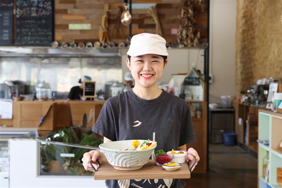 名護アグリパーク内のスタッフ