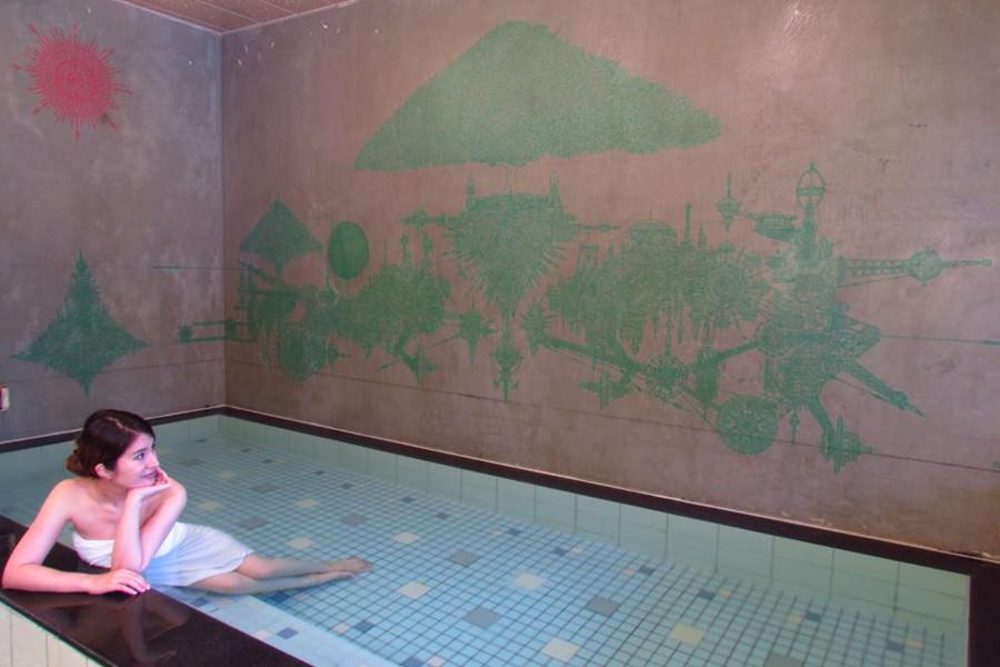 アーティスト、Takao Suzukiによって細かいタッチで描かれた大浴場「有明」 アーティスト、Takao Suzukiによって細かいタッチで描かれた大浴場「有明」