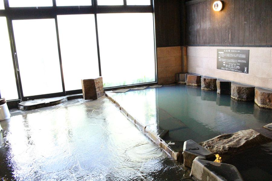 内湯は広々としていて、湯温が違う2つの湯船があります 内湯は広々としていて、湯温が違う2つの湯船があります