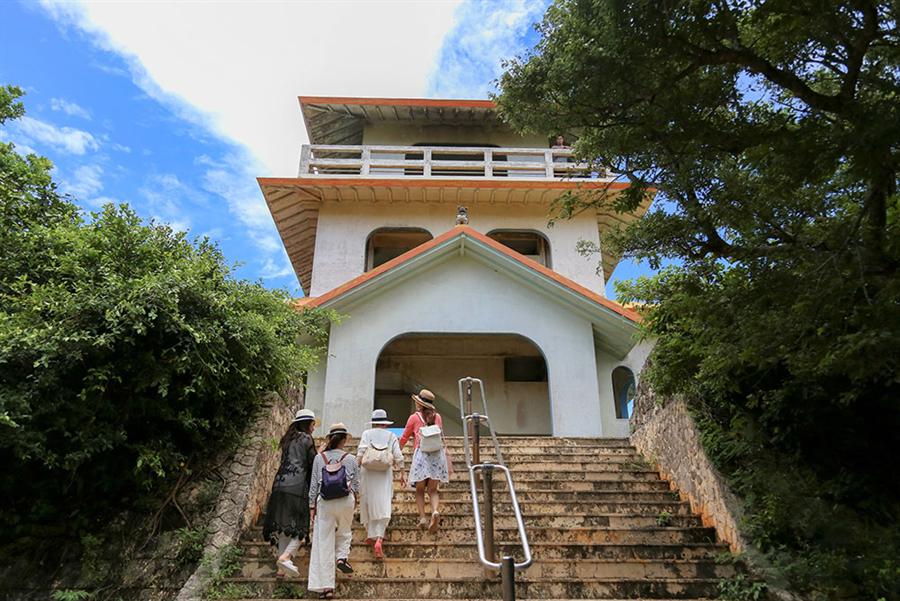 島の高台に建つ竜宮城展望台
