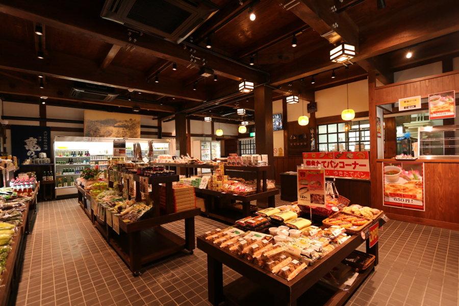 1階は地元の農産物や商品が販売されています