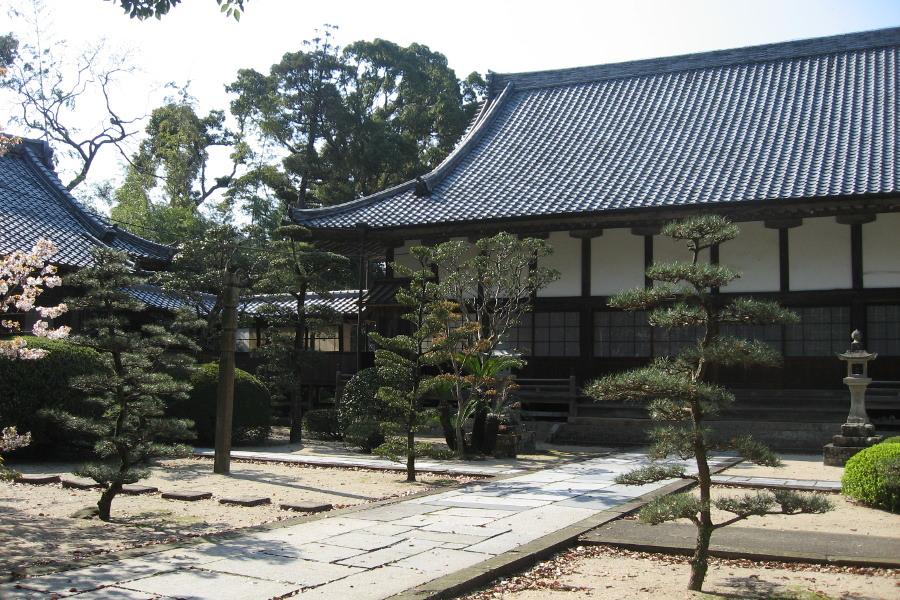 階段を上がると綺麗に整備された庭と本殿があります 瑞光寺